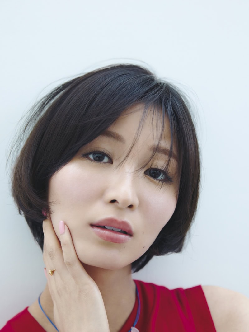 「ポール & ジョー」の派手色バームが主役のメイク モデル=岡崎紗絵