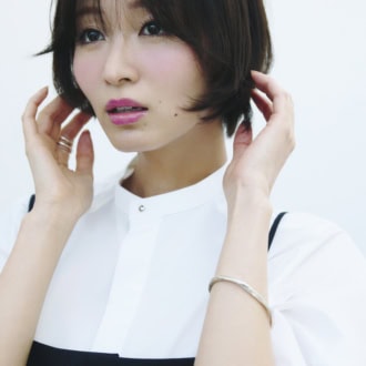 ディオール アディクト リップ グロウ オイル 006が主役のメイク　モデル＝岡崎紗絵