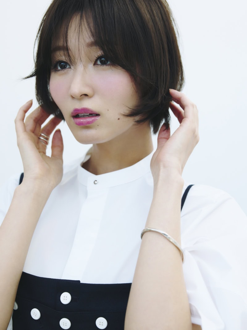 ディオール アディクト リップ グロウ オイル 006が主役のメイク　モデル＝岡崎紗絵