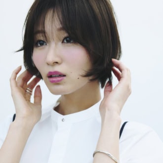 「ディオール」個性派グロスの着けこなし法。洒落見えを左右する「目元と頬」のメイクバランス術