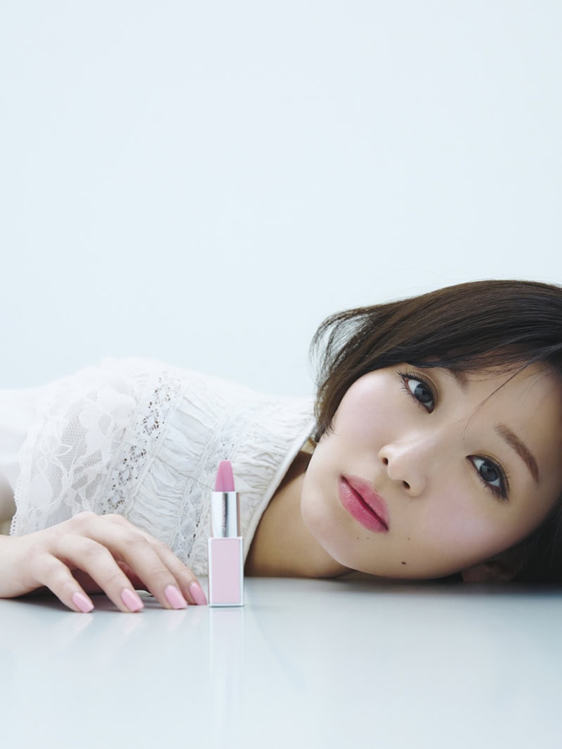「リップが主役」メイク　モデル＝岡崎紗絵　