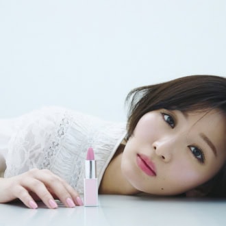 「リップ主役」がうまくいく。ヘア＆メイク笹本恭平さん流・目元とチークの適正な足し引き術