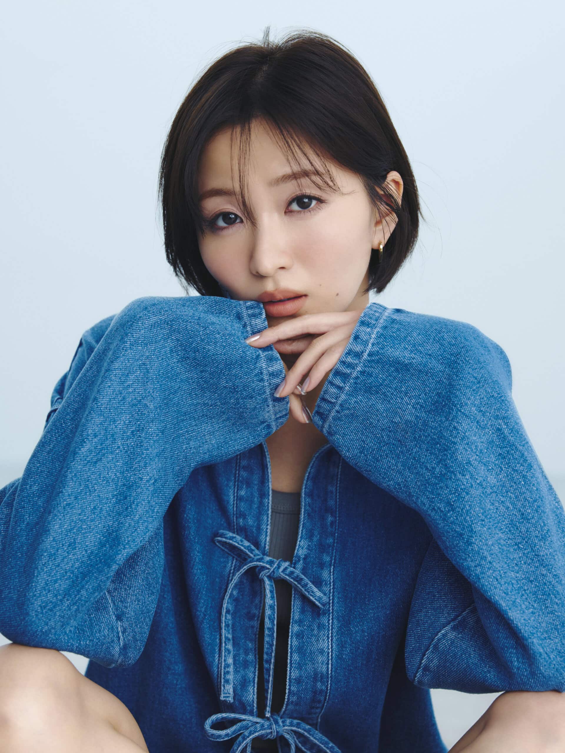 M・A・C パウダー キス ヘイジー マット リップスティック オフ ザ マーケットが主役のメイク　モデル＝岡崎紗絵