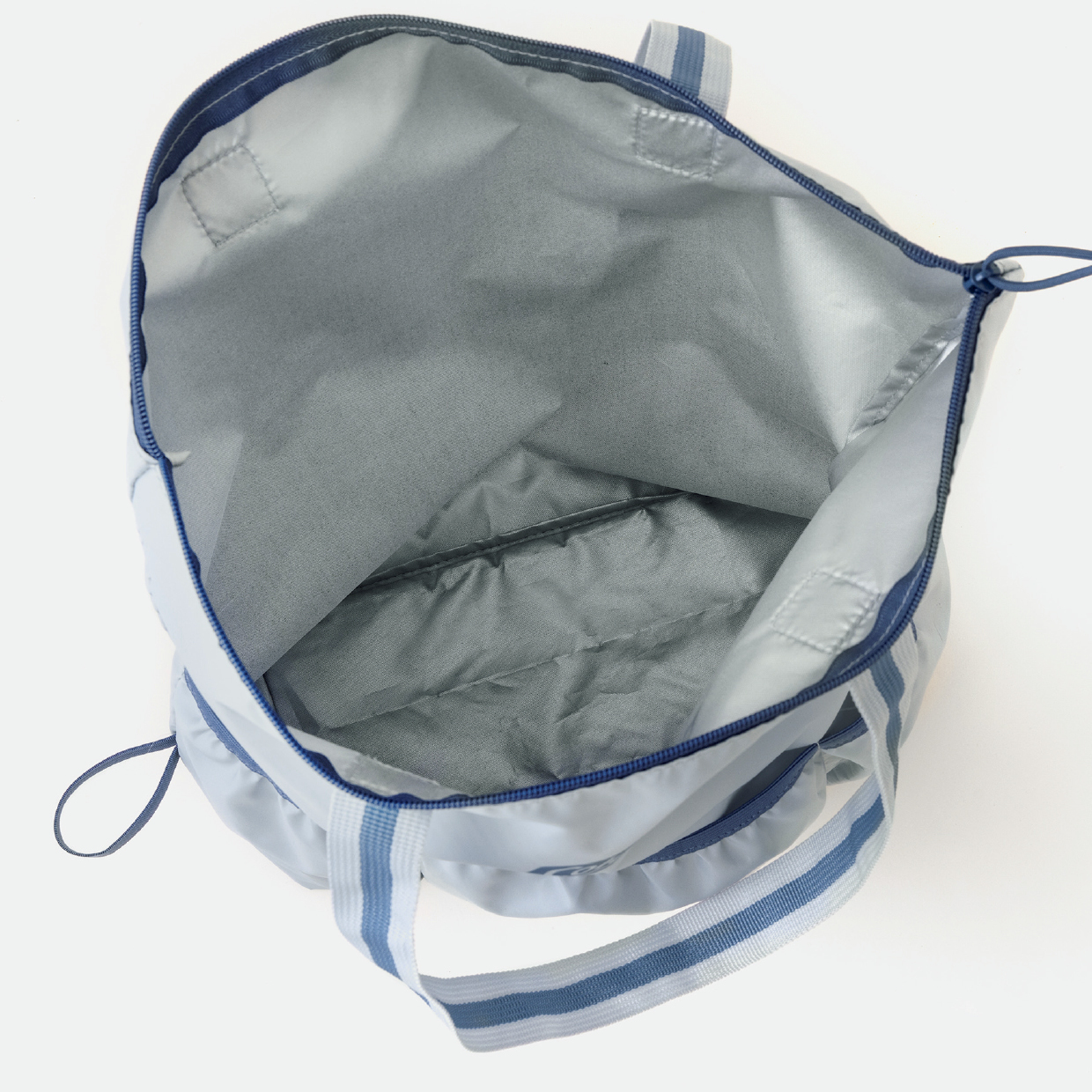 バッグと外ポケットの内側はシルバーのアルミシート