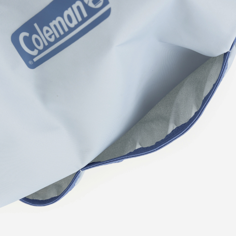 バッグと外ポケットの内側はシルバーのアルミシート