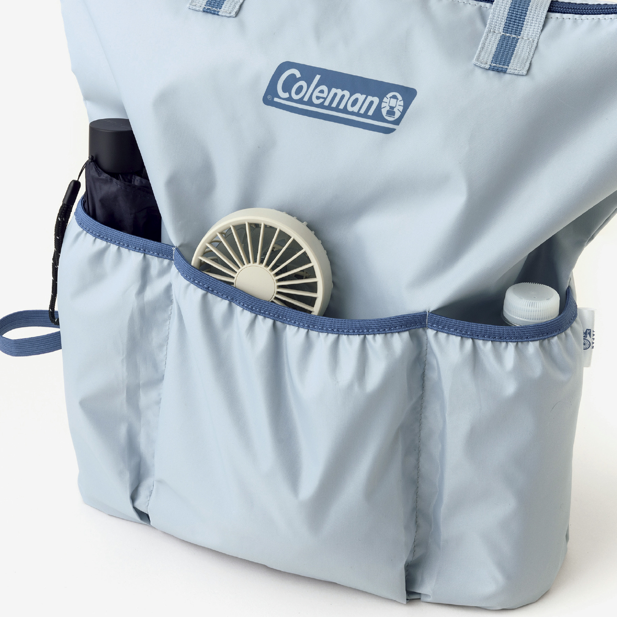 濡れた傘や冷たいペットボトルも収納可能な3つの外ポケット