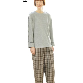 パンツ¥2,420、プルオーバー¥1,419（シーズン リーズン バイ リン アンド レッド／しまむら）　靴（しまむら参考商品）