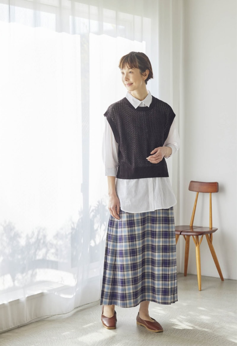 スカート¥2,189、ニットベスト+シャツセット¥3,289(ともにシーズン リーズン バイ リン アンド レッド/しまむら) 靴(しまむら参考商品)