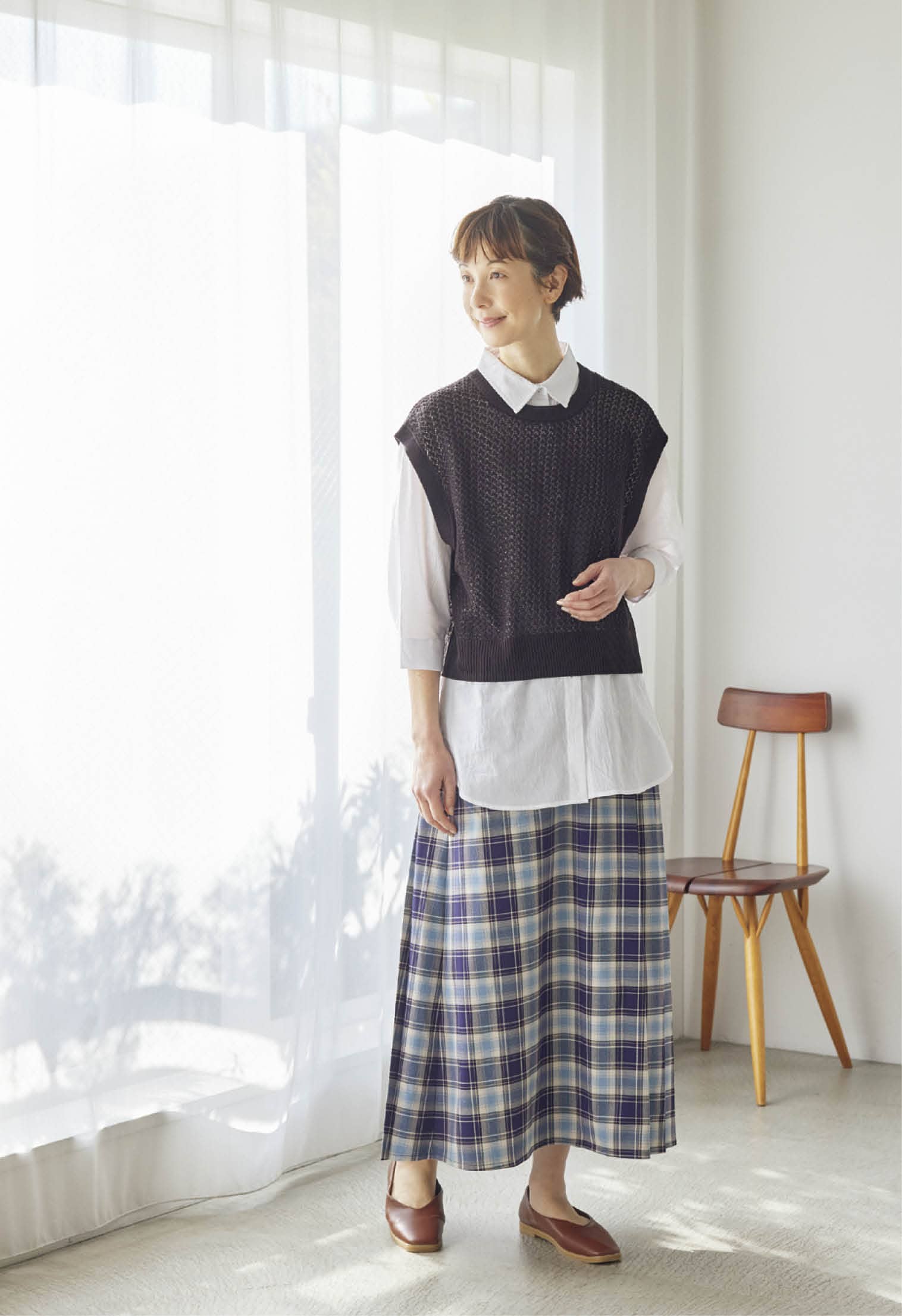 スカート¥2,189、ニットベスト+シャツセット¥3,289（ともにシーズン リーズン バイ リン アンド レッド／しまむら）　靴（しまむら参考商品）