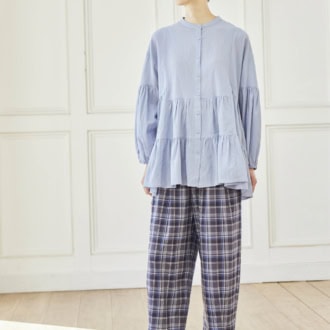 パンツ¥2,420、シャツ¥2,189、靴￥2,420（すべてシーズン リーズン バイ リン アンド レッド／しまむら）