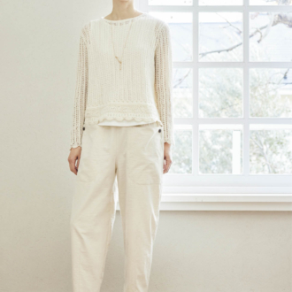 パンツ¥2,420、ニットプルオーバー+タンクトップセット¥2,189、靴￥2,420（ともにシーズン リーズン バイ リン アンド レッド／しまむら）　ネックレス（しまむら参考商品）