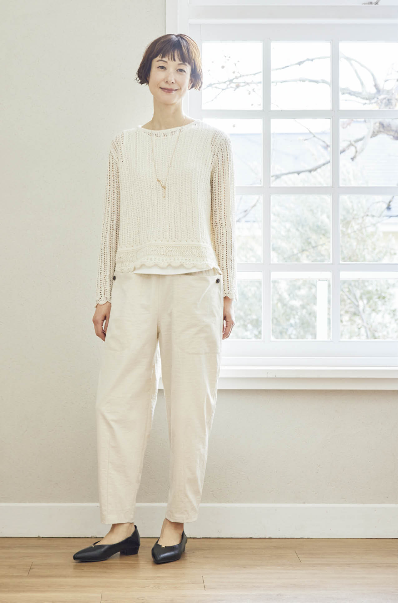 パンツ¥2,420、ニットプルオーバー+タンクトップセット¥2,189、靴￥2,420（ともにシーズン リーズン バイ リン アンド レッド／しまむら）　ネックレス（しまむら参考商品）