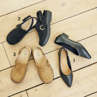 1_フロントの金具がほんのり大人のニュアンスを添えるアーモンドトゥパンプス。ソフトなレザー調で、かかとを踏んでスリッポン感覚でも履ける。¥2,420、2&3_ぽってりとしたフォルムがお洒落なスウェード風サボ。引き締め役のブラックと着こなしになじむベージュの２色展開。各¥2,420（ともにシーズン リーズン バイ リン アンド レッド／しまむら）