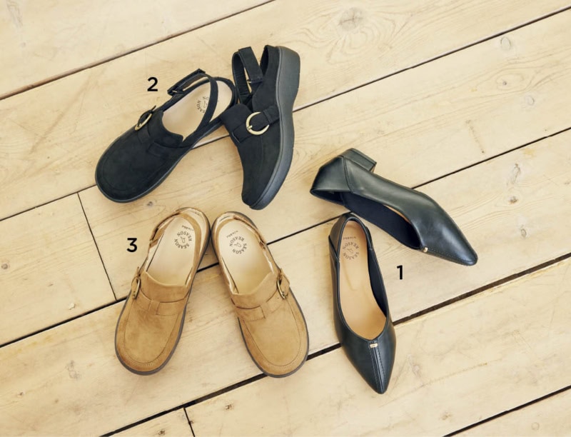 1_フロントの金具がほんのり大人のニュアンスを添えるアーモンドトゥパンプス。ソフトなレザー調で、かかとを踏んでスリッポン感覚でも履ける。¥2,420、2&3_ぽってりとしたフォルムがお洒落なスウェード風サボ。引き締め役のブラックと着こなしになじむベージュの２色展開。各¥2,420（ともにシーズン リーズン バイ リン アンド レッド／しまむら）