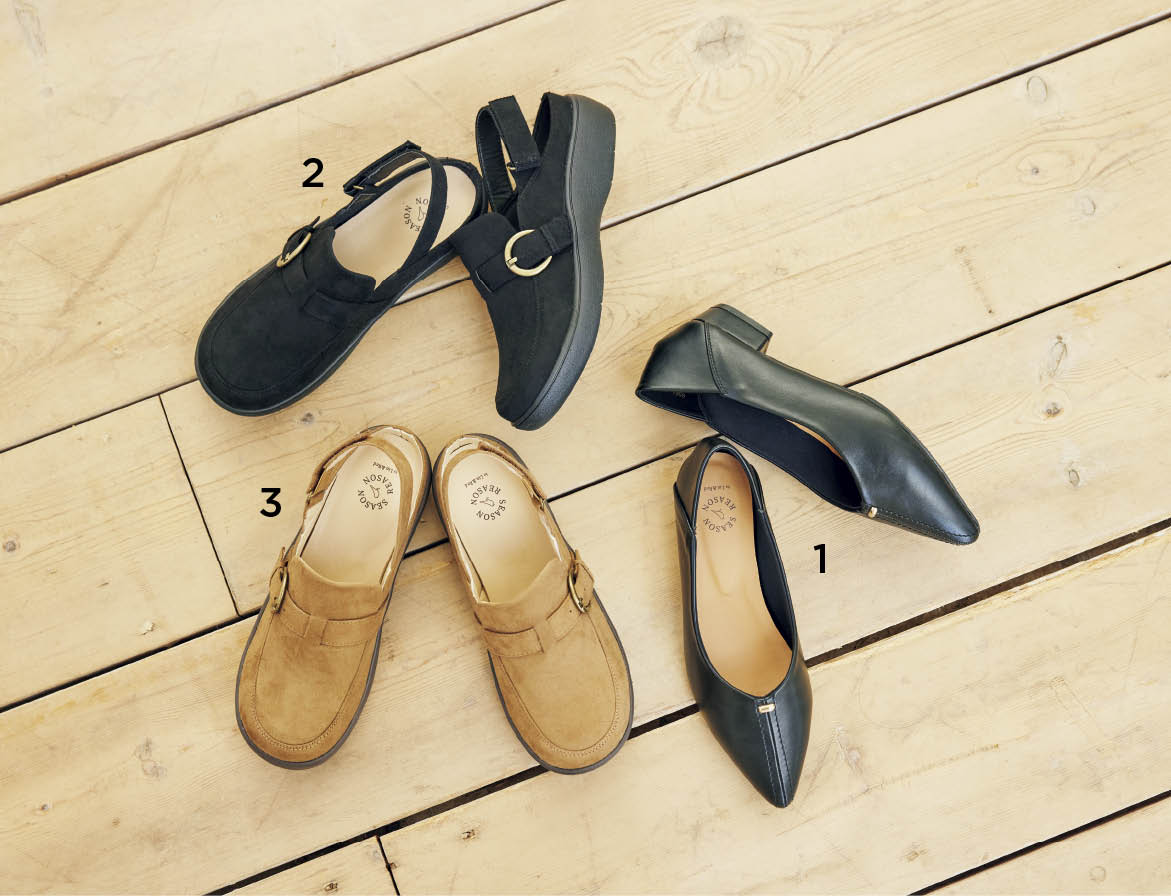 1_フロントの金具がほんのり大人のニュアンスを添えるアーモンドトゥパンプス。ソフトなレザー調で、かかとを踏んでスリッポン感覚でも履ける。¥2,420、2&3_ぽってりとしたフォルムがお洒落なスウェード風サボ。引き締め役のブラックと着こなしになじむベージュの２色展開。各¥2,420（ともにシーズン リーズン バイ リン アンド レッド／しまむら）