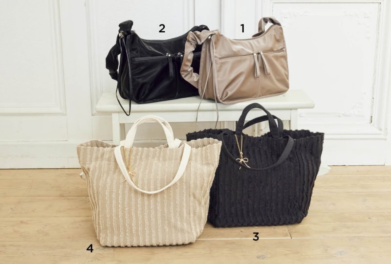 1&2_クシュッとしたハンドルが愛らしいポイント。極軽な上に、ポケットや間仕切りなど多機能なショルダーバッグ。［Ｈ22×Ｗ34×Ｄ10］各¥2,420、3&4_表面にさりげなくストライプ模様が浮かぶ大きめトートは、手持ち、肩掛けができ、使い勝手よし。リボンチャーム付き。［Ｈ31×Ｗ50×Ｄ23］各¥2,420（ともにシーズン リーズン バイ リン アンド レッド／しまむら）