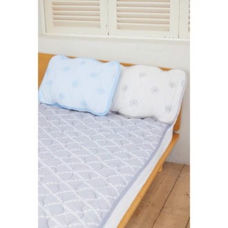 枕パッド［Ｈ43×Ｗ63］各¥539、敷きパッド［Ｈ205×Ｗ100］¥2,189（ともにシーズン リーズン バイ リン アンド レッド／しまむら）