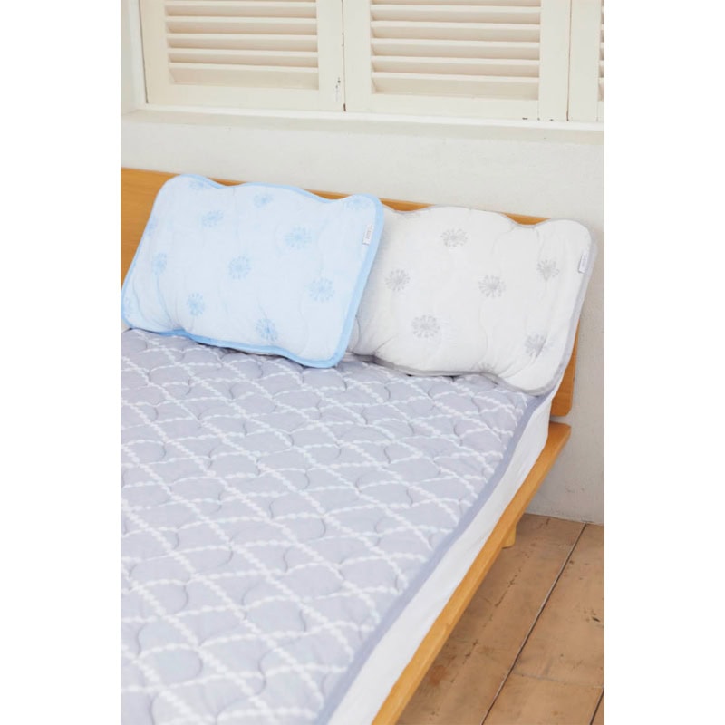 枕パッド［Ｈ43×Ｗ63］各¥539、敷きパッド［Ｈ205×Ｗ100］¥2,189（ともにシーズン リーズン バイ リン アンド レッド／しまむら）