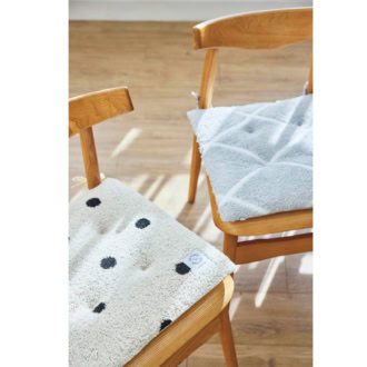 クッション［Ｈ43×Ｗ43］各¥649（ともにシーズン リーズン バイ リン アンド レッド／しまむら）