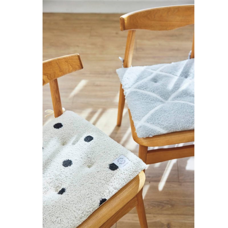 クッション［Ｈ43×Ｗ43］各¥649（ともにシーズン リーズン バイ リン アンド レッド／しまむら）