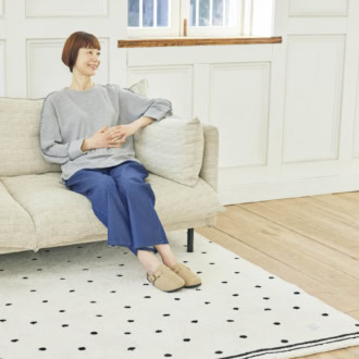 ラグ［Ｈ180×Ｗ180］¥4,070、（モデル）プルオーバー¥1,419、デニムパンツ¥2,189（すべてシーズン リーズン バイ リン アンド レッド／しまむら）　靴（しまむら参考商品）