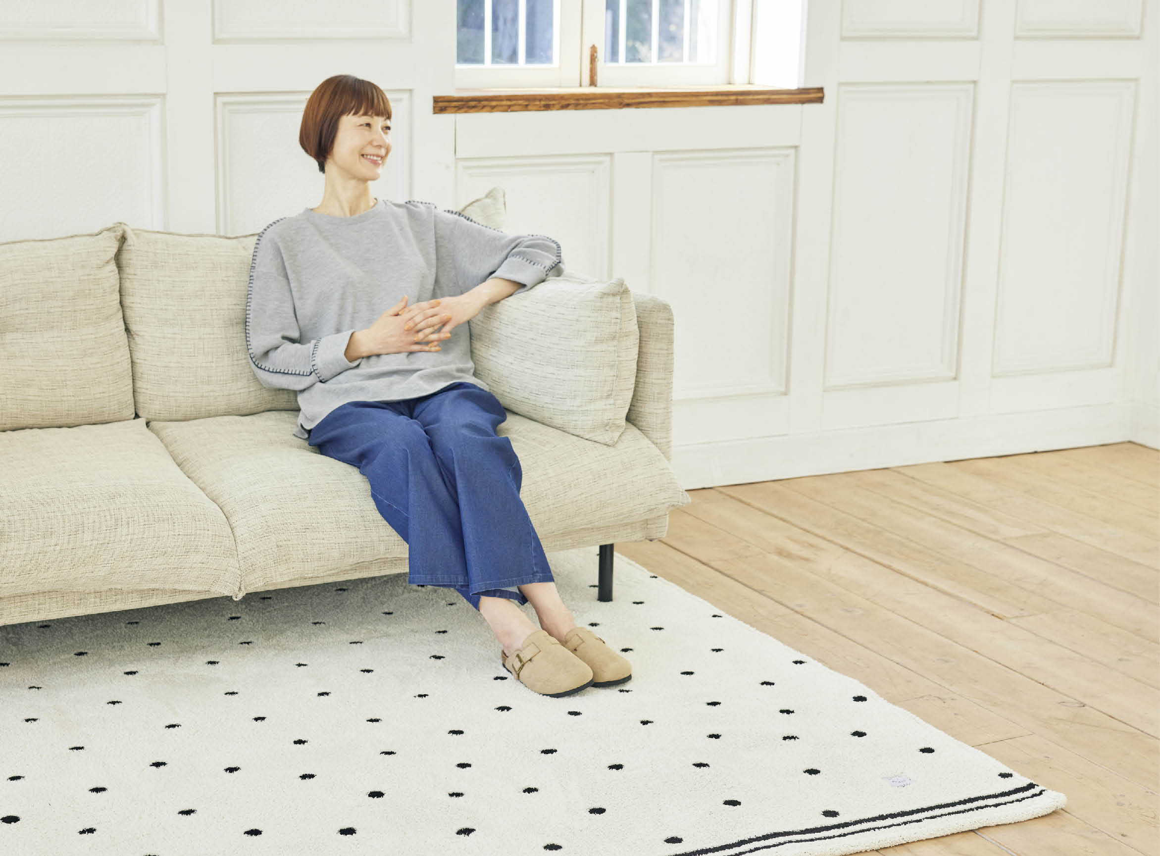 ラグ［Ｈ180×Ｗ180］¥4,070、（モデル）プルオーバー¥1,419、デニムパンツ¥2,189（すべてシーズン リーズン バイ リン アンド レッド／しまむら）　靴（しまむら参考商品）