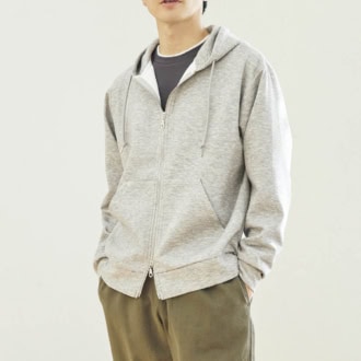 パーカ¥2,420、中に着たプルオーバー¥1,419（ともにシーズン リーズン バイ リン アンド レッド／しまむら）　パンツ（しまむら参考商品）