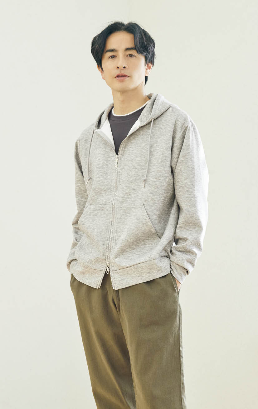 パーカ¥2,420、中に着たプルオーバー¥1,419（ともにシーズン リーズン バイ リン アンド レッド／しまむら）　パンツ（しまむら参考商品）