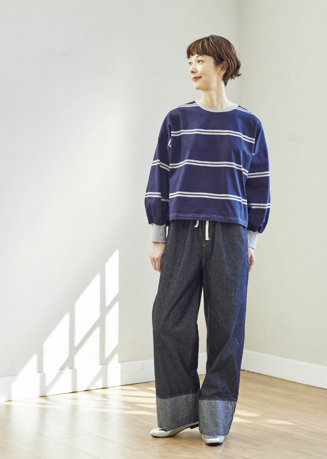 デニムパンツ¥2,189、プルオーバー¥1,419（ともにシーズン リーズン バイ リン アンド レッド／しまむら）　靴（しまむら参考商品）