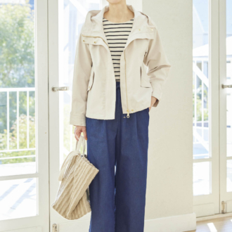 デニムパンツ¥2,189、ジャケット¥3,289、中に着たプルオーバー¥1,419、バッグ¥2,420（すべてシーズン リーズン バイ リン アンド レッド／しまむら）　靴（しまむら参考商品）