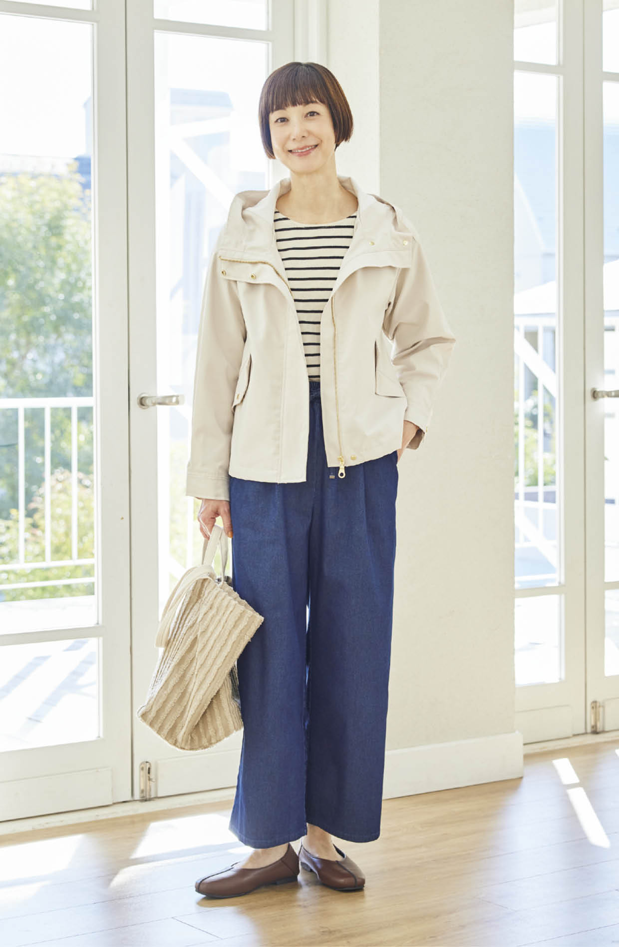 デニムパンツ¥2,189、ジャケット¥3,289、中に着たプルオーバー¥1,419、バッグ¥2,420（すべてシーズン リーズン バイ リン アンド レッド／しまむら）　靴（しまむら参考商品）