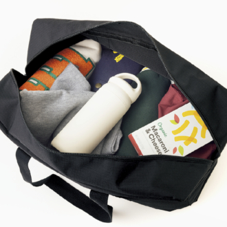 かさばるスウェットや袋菓子もたっぷり入る