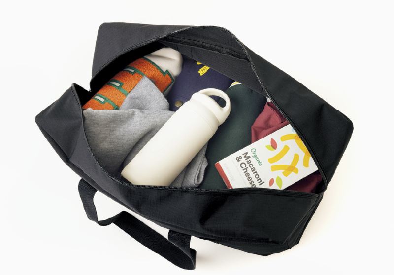 かさばるスウェットや袋菓子もたっぷり入る