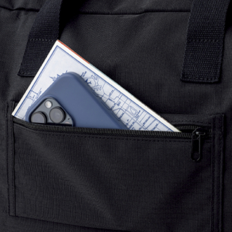 キャリーバー通しベルトが ファスナー付きポケットに