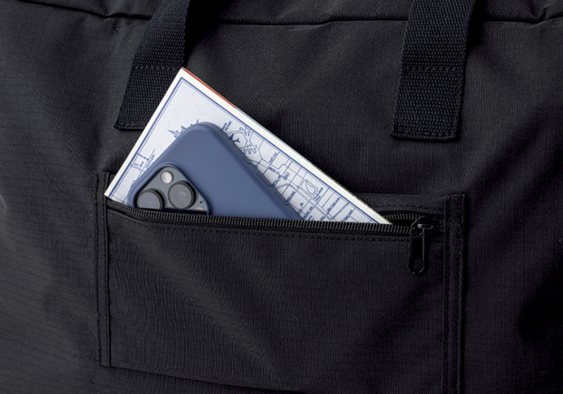 キャリーバー通しベルトが ファスナー付きポケットに