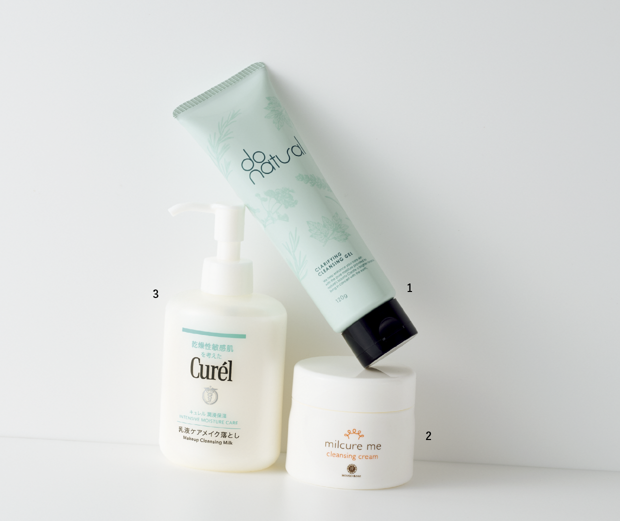 1.日中のくすみ、肌あれ、ハリツヤ不足に着目。紫外線＆日中の乾燥から肌を守る。雪肌精 BLUE　デューイー フレッシュ デイ セラム SPF40・PA＋＋＋ 30mL ¥7,150〈編集部調べ〉（コーセー）　2.トーンアップ、美白、肌あれ防止も。アネッサ ブライトニング UV ジェル NA［医薬部外品］SPF50＋・PA＋＋＋＋ 40g ¥1,496〈編集部調べ〉（資生堂）　3.透明感、血色感を引き立てる仕上がり。乾燥、花粉、PM2.5などから肌を守る。UVミルク センシティブt ［医薬部外品］SPF50＋・PA＋＋＋＋ 30g ¥3,080（アユーラ・3月19日発売）