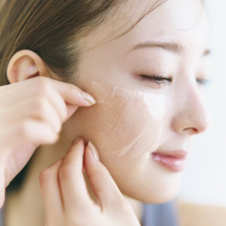 ゴワつき、軽い肌あれは……ラップで密閉してから温タオルで温めて①