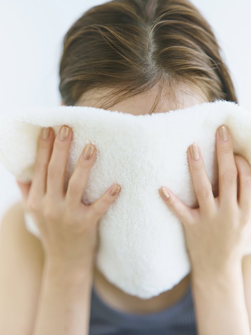 ゴワつき、軽い肌あれは……ラップで密閉してから温タオルで温めて②