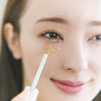 Q. ミニマムメイクだとクマが目立つ　A. コンシーラーで部分的にカバー