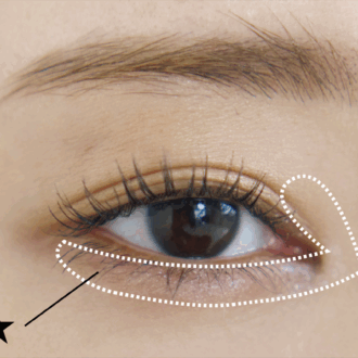 Q. 目元も頰も乾燥気味。パーツメイクはどうする? A. ラメシャドウを部分置き