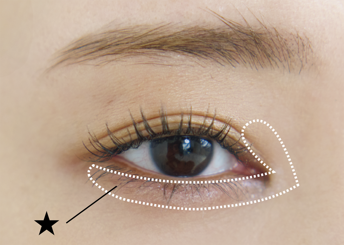 Q. 目元も頰も乾燥気味。パーツメイクはどうする？　A. ラメシャドウを部分置き