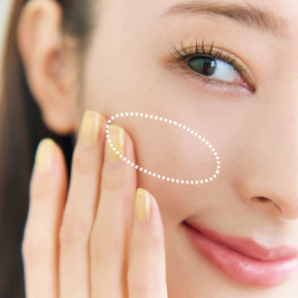 Q. 目元も頰も乾燥気味。パーツメイクはどうする? A. リキッドチークでしっとり