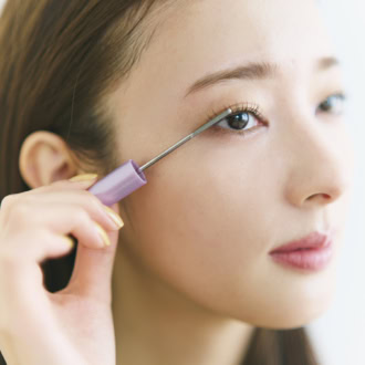 Q. 涙でマスカラが落ちる! A. 透明マスカラでサンドする