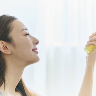 Q. 日中、肌が乾燥して仕方ない！　A. 美容液ミストで潤いをチャージ！