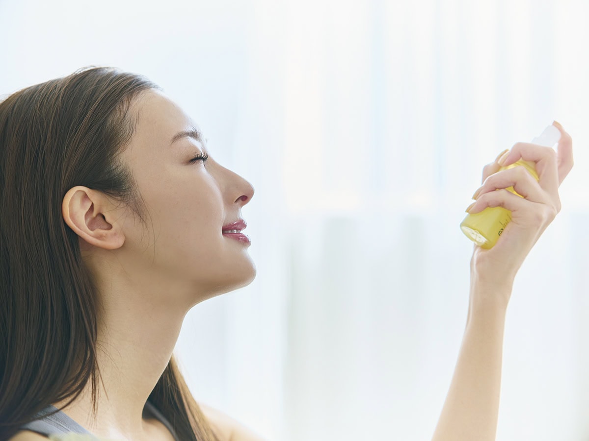 Q. 日中、肌が乾燥して仕方ない！　A. 美容液ミストで潤いをチャージ！