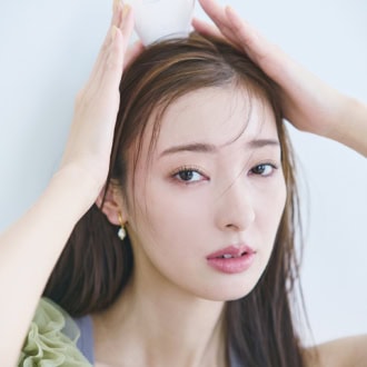 ゆらぎ肌メイク【STEP2】下地　モデル＝宮本茉由