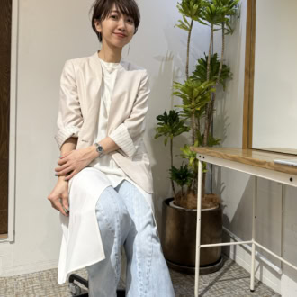 【30代スナップ】白アイテムのレイヤードで上品に。デニムでさわやかにまとめた大人カジュアル