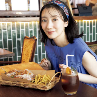 BAYWICHのピザ生地オープンサンドとコーヒーを使ったお洒落なカクテルと波瑠さん