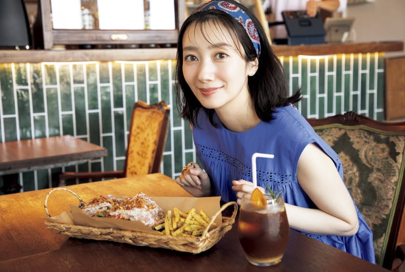 BAYWICHのピザ生地オープンサンドとコーヒーを使ったお洒落なカクテルと波瑠さん