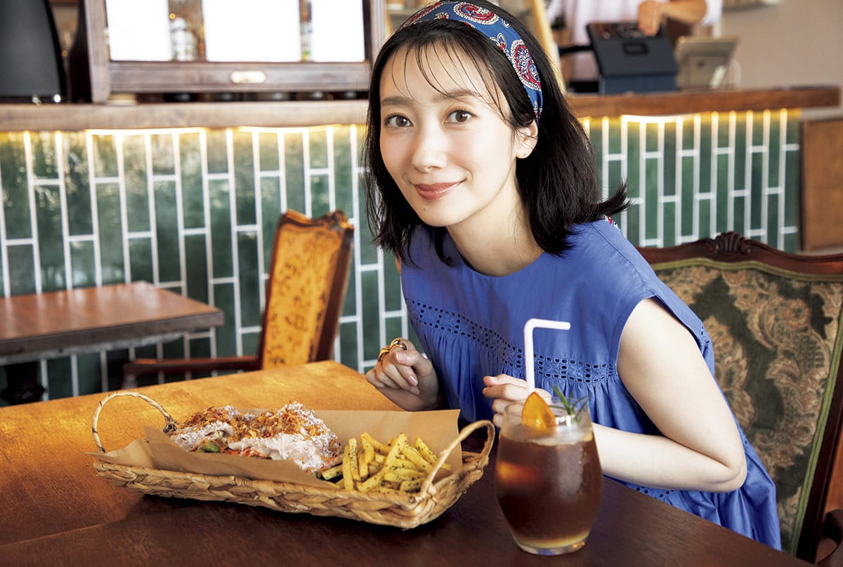 BAYWICHのピザ生地オープンサンドとコーヒーを使ったお洒落なカクテルと波瑠さん